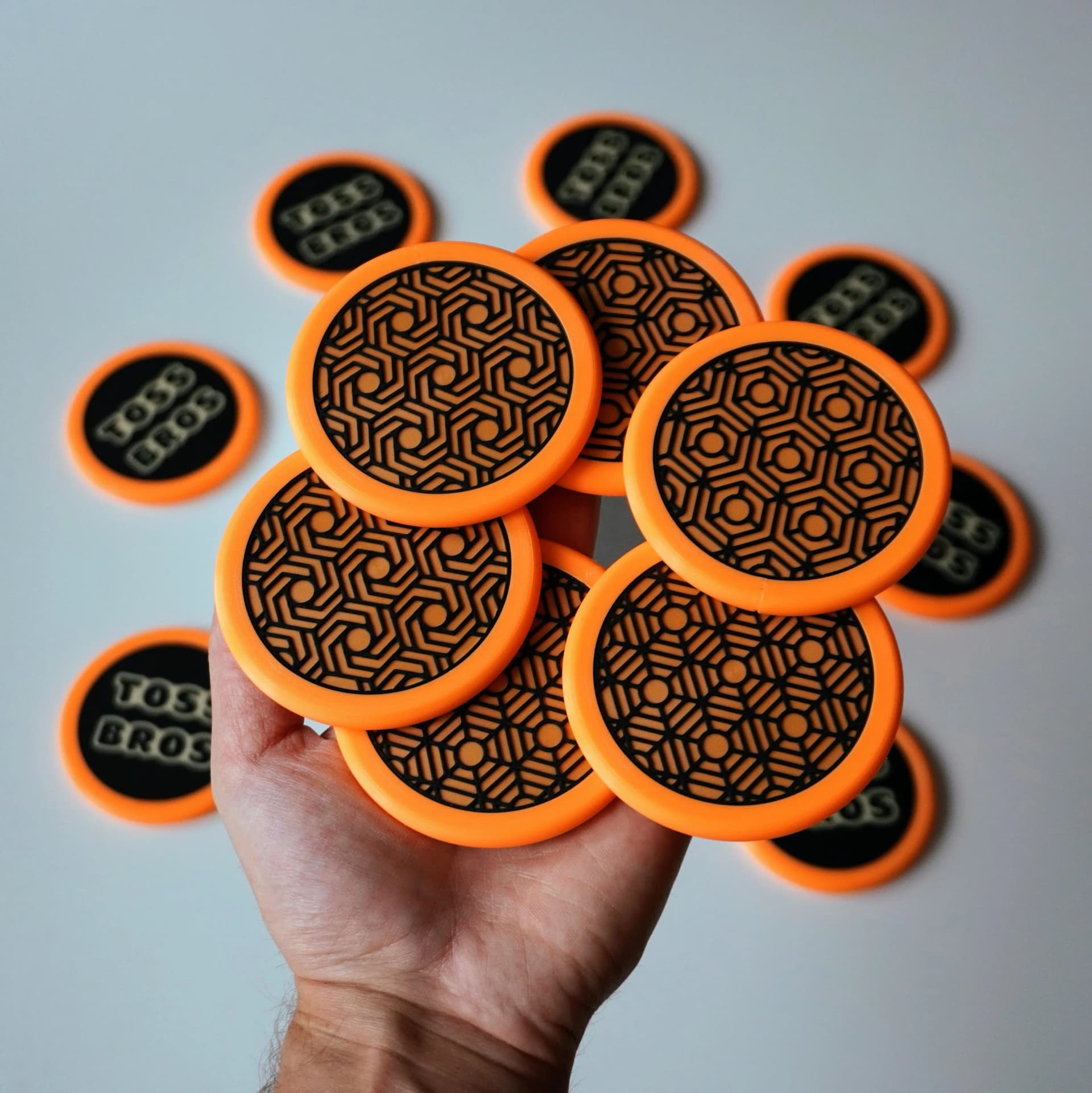 Zestaw Tossów Toss Bros — garść krążków z różnymi wzorami geometrycznymi